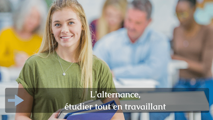 une jeune femme souriante ayant choisi de poursuivre des études en alternance