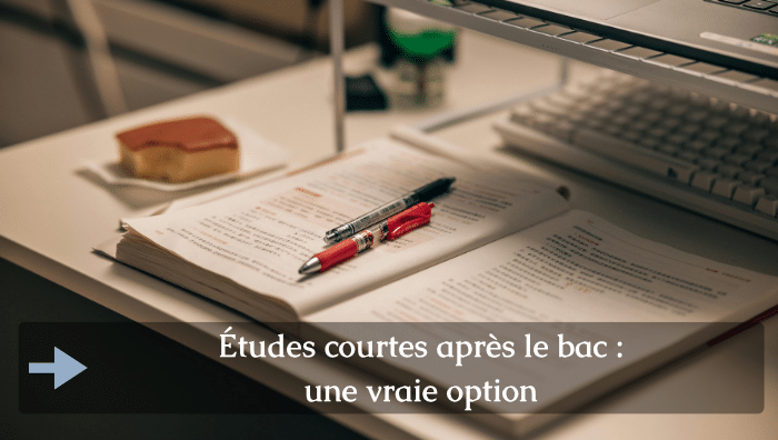 un plan de travail avec stylo et documents imprimés